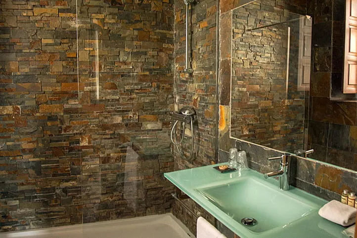 Baño con ducha y lavabo