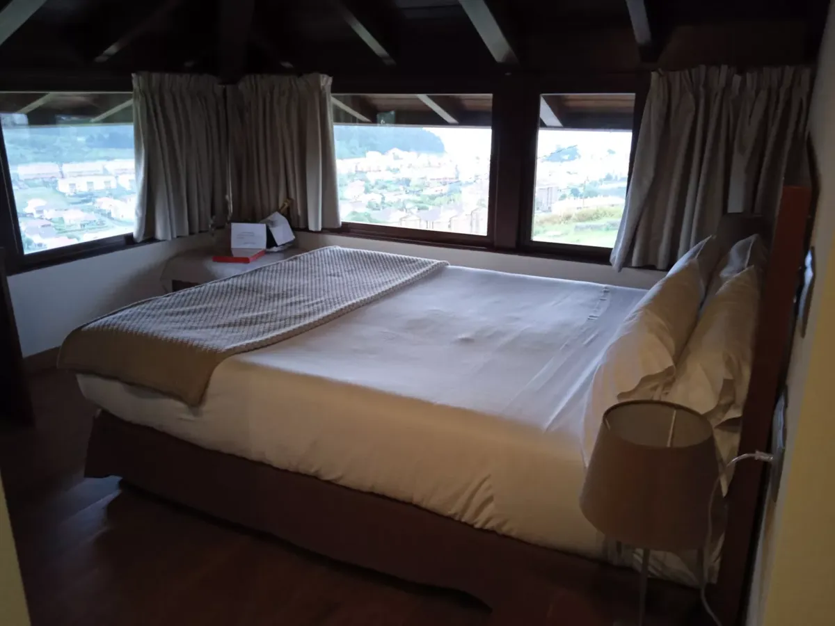 Habitación con ventanales y vistas al valle