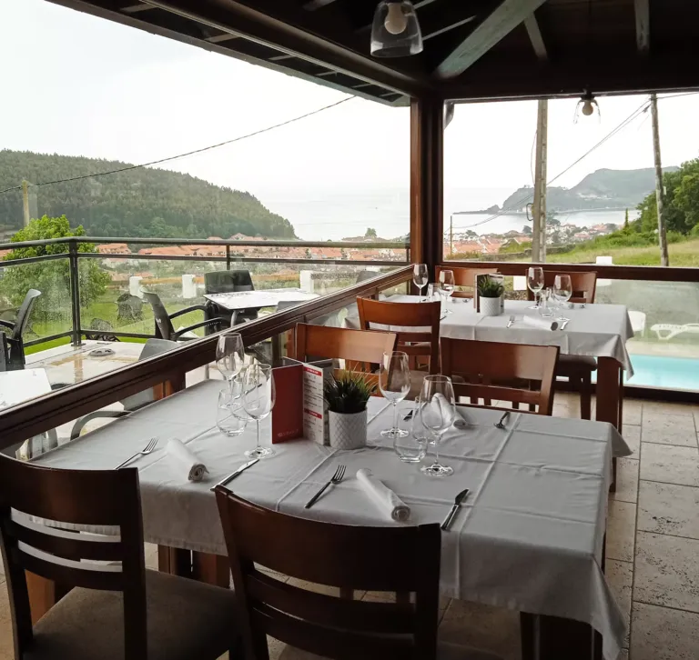 Terraza del restaurante con vistas al mar